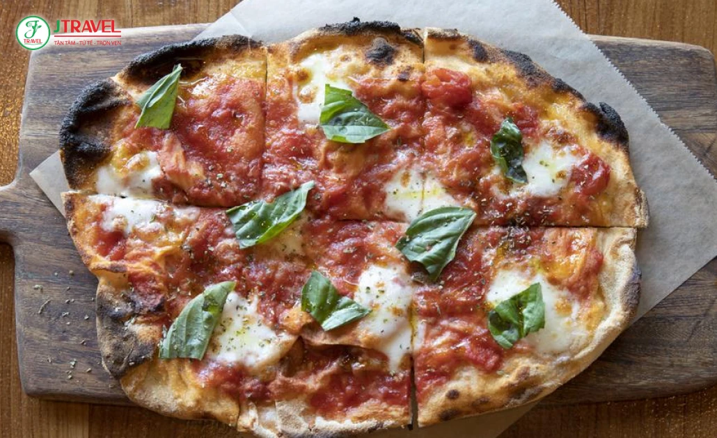 Pizza kiểu Rome với lớp vỏ mỏng giòn