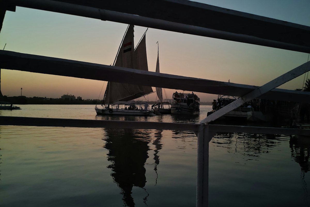 Thuyền buồm trên sông Nile lúc chạng vạng