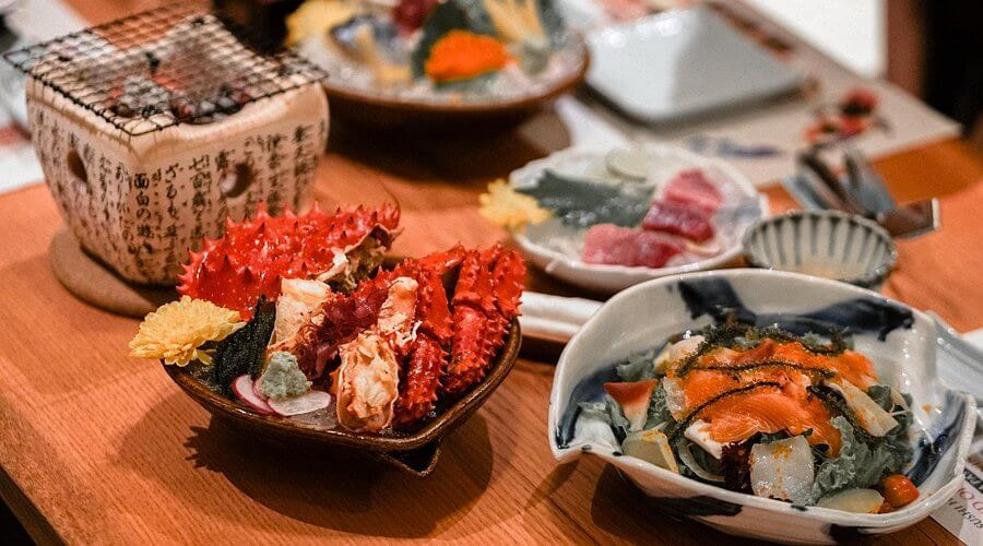 Hải sản tươi sống làm món ăn đặc trưng tại Hokkaido Nhật Bản