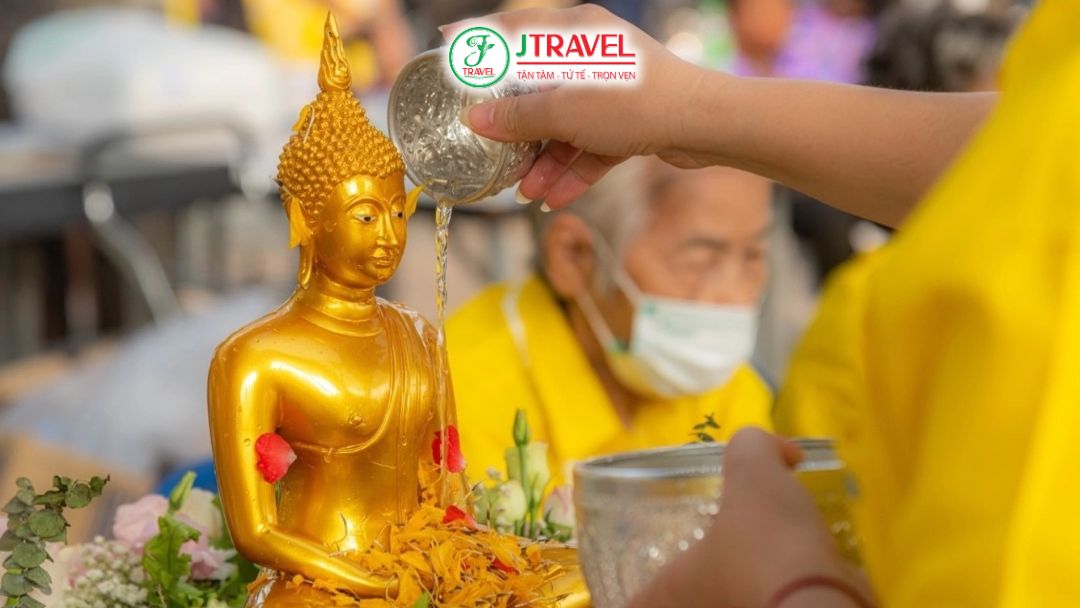 Nghi lễ tắm Phật diễn ra trang nghiêm trong lễ hội Songkran