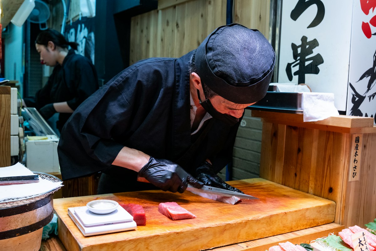 Đầu bếp Nhật Bản tỉ mỉ cắt cá ngừ tươi làm sushi