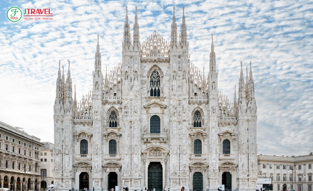 Nhà thờ Duomo di Milano – biểu tượng kiến trúc Gothic tráng lệ