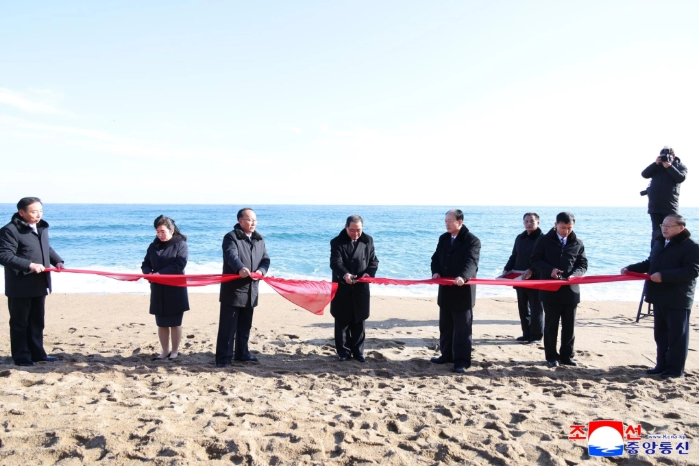 Các quan chức Triều Tiên cắt băng khánh thành khu du lịch Ảnh KCNA