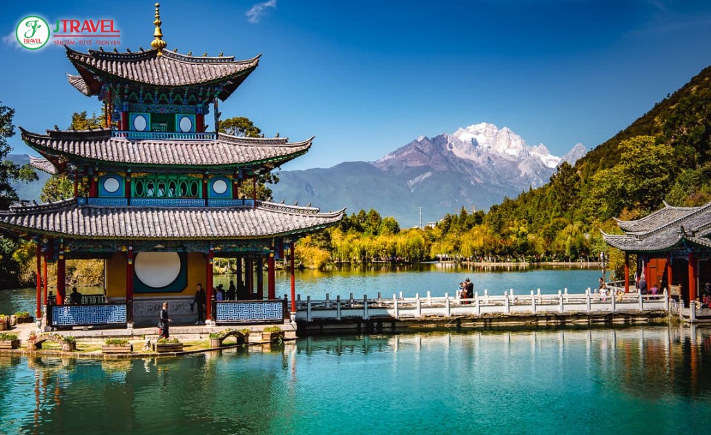 Mùa hè ở Lệ Giang với rừng xanh và khí hậu mát mẻ