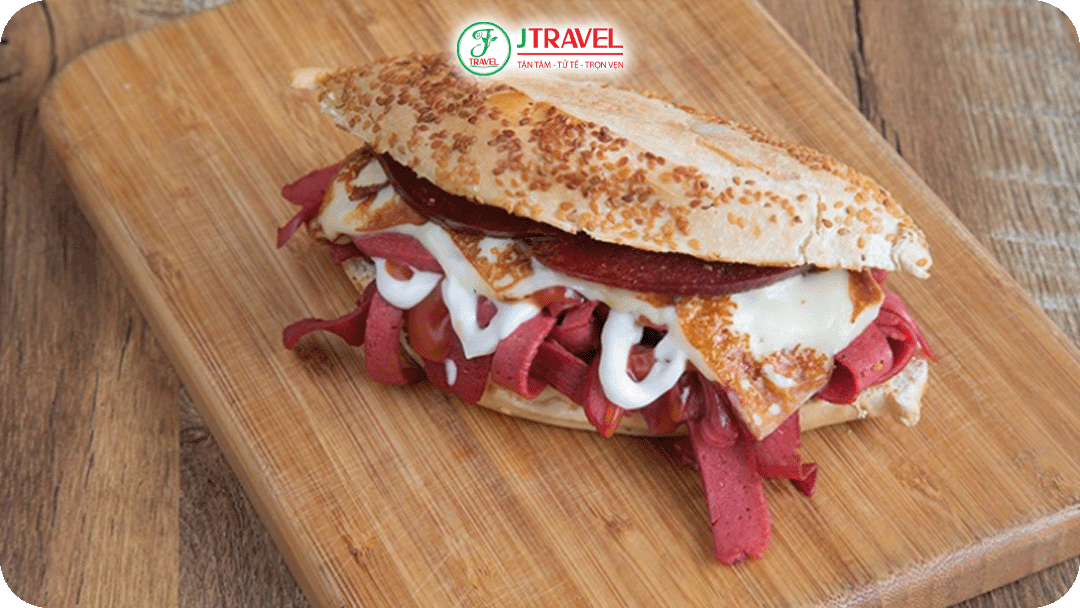 Kumru - Bánh mì kẹp phô mai, xúc xích, cà chua và dưa muối