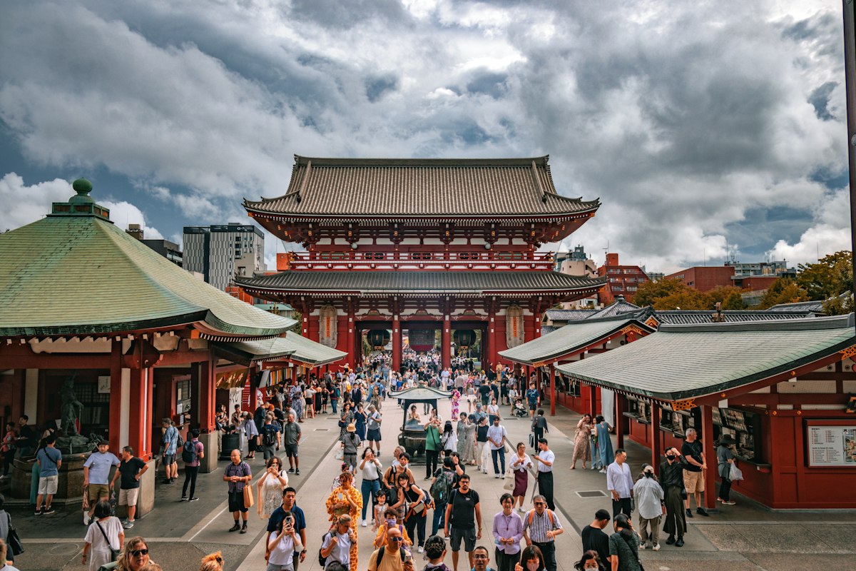 Toàn cảnh khuôn viên chùa Sensoji Tokyo đông đúc du khách