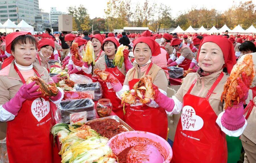 học làm Kim Chi và mặc trang phục Hanbok