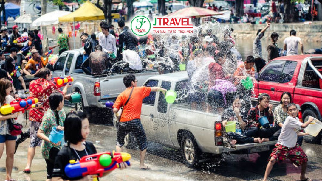 Songkran tại Pattaya kết hợp với biển