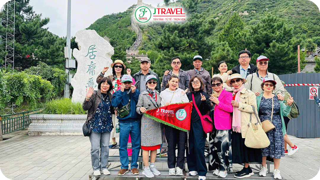 Du khách tham quan Vạn Lý Trường Thành khu Mộ Điền Dục