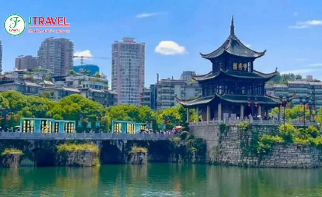 Giáp Tú Lầu cổ kính nằm cạnh sông ở Quý Dương