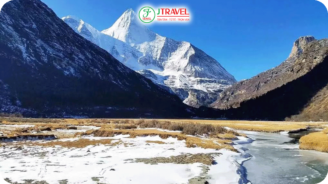 Á Đinh - Vùng đất được bao quanh bởi dãy núi tuyết và thung lũng hùng vĩ