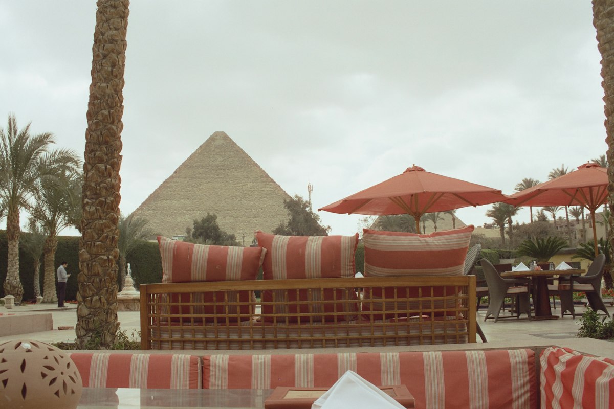 Ngắm Kim tự tháp từ sân hiên một khách sạn ở Giza