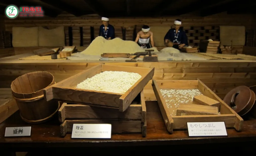 các khu nhà ủ, phòng trưng bày và khu nếm thử mang đậm nét mộc mạc, ấm cúng của xưởng rượu cổ