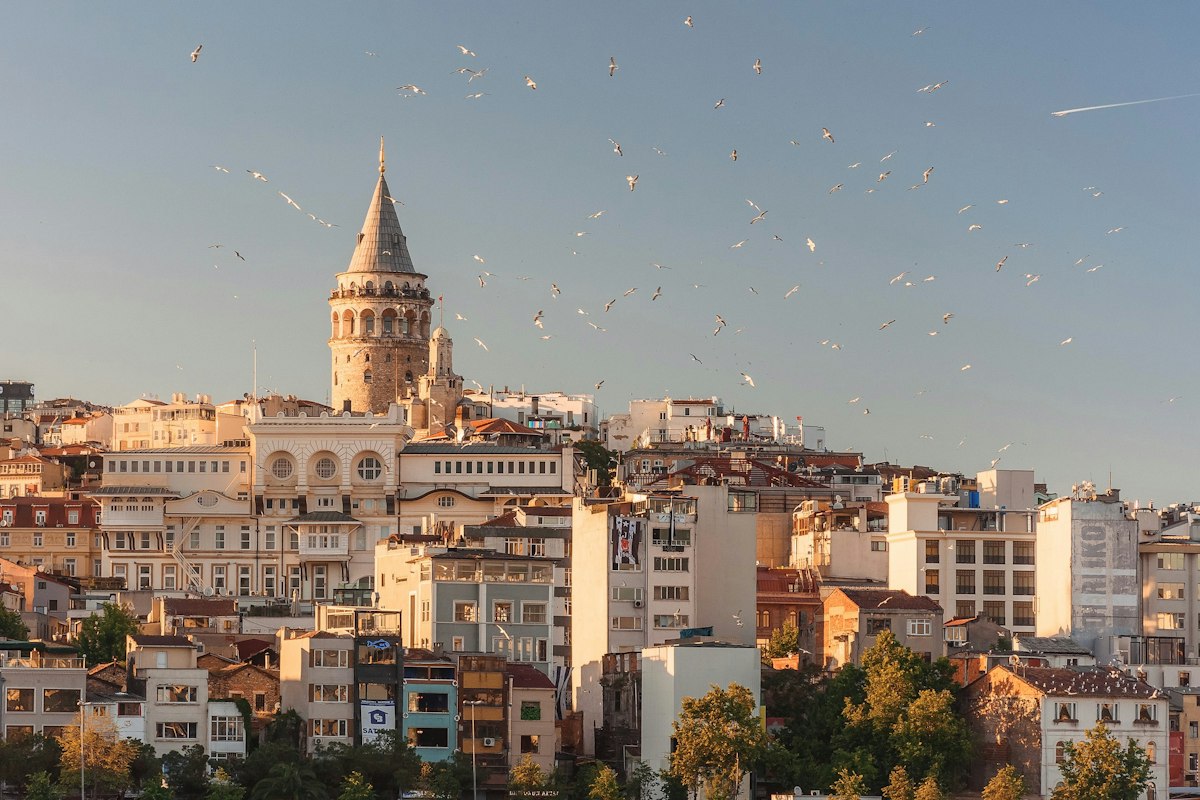 Tháp Galata giữa thành phố Istanbul