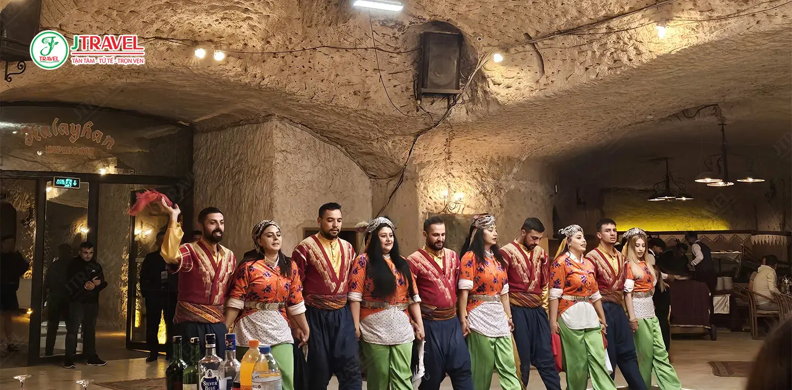 Trải nghiệm xem biểu diễn múa bụng và thưởng thức bia miễn phí không giới hạn