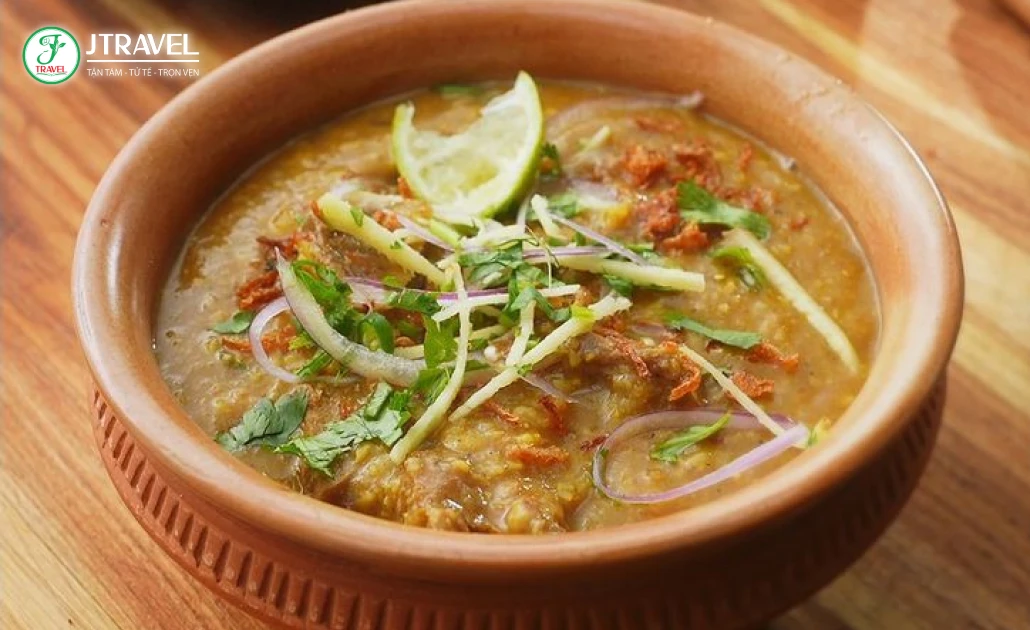 Món Haleem ninh nhừ từ thịt, đậu và lúa mạch