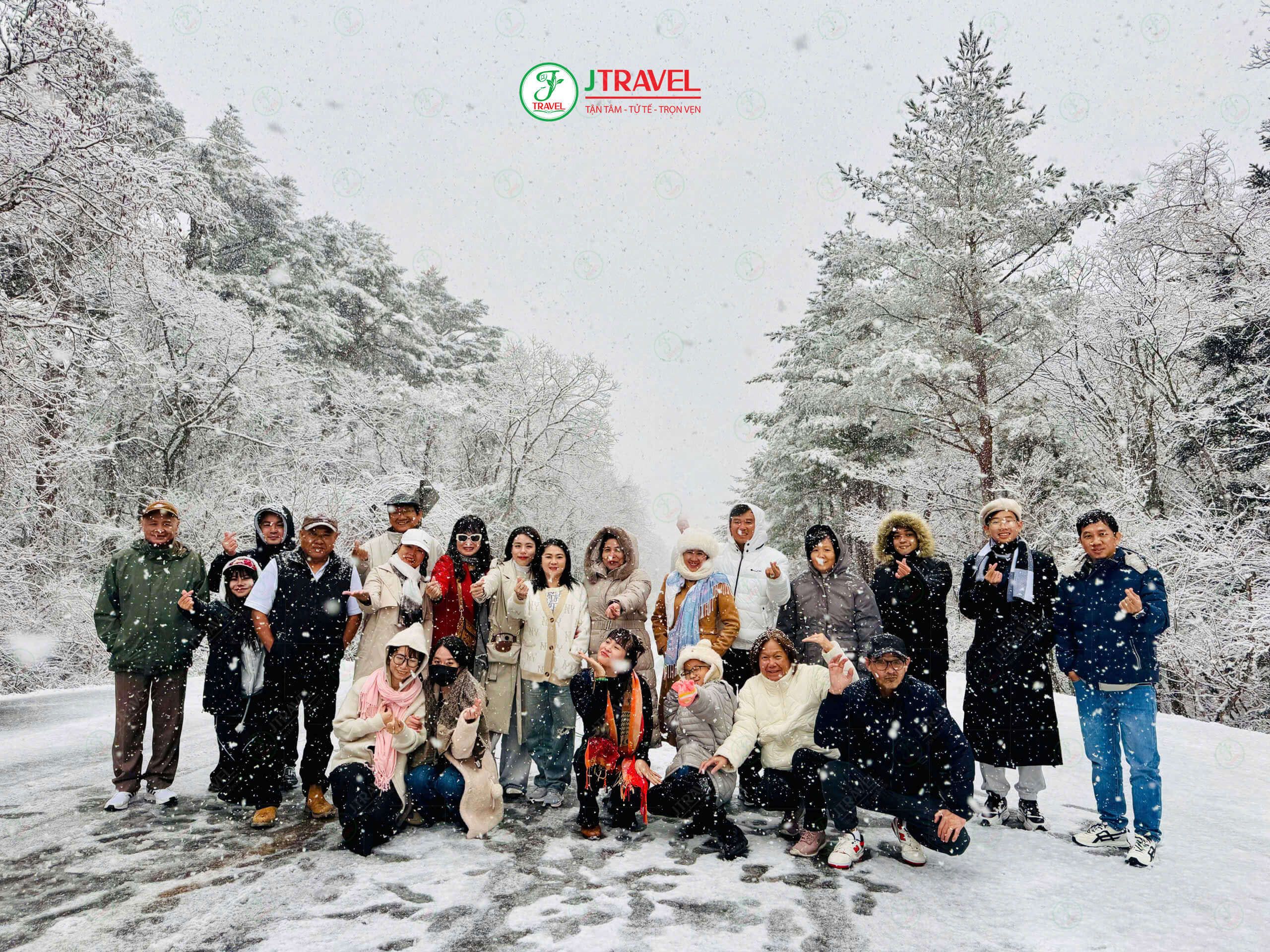 Du khách của J Travel trong tour du lịch Nhật Bản