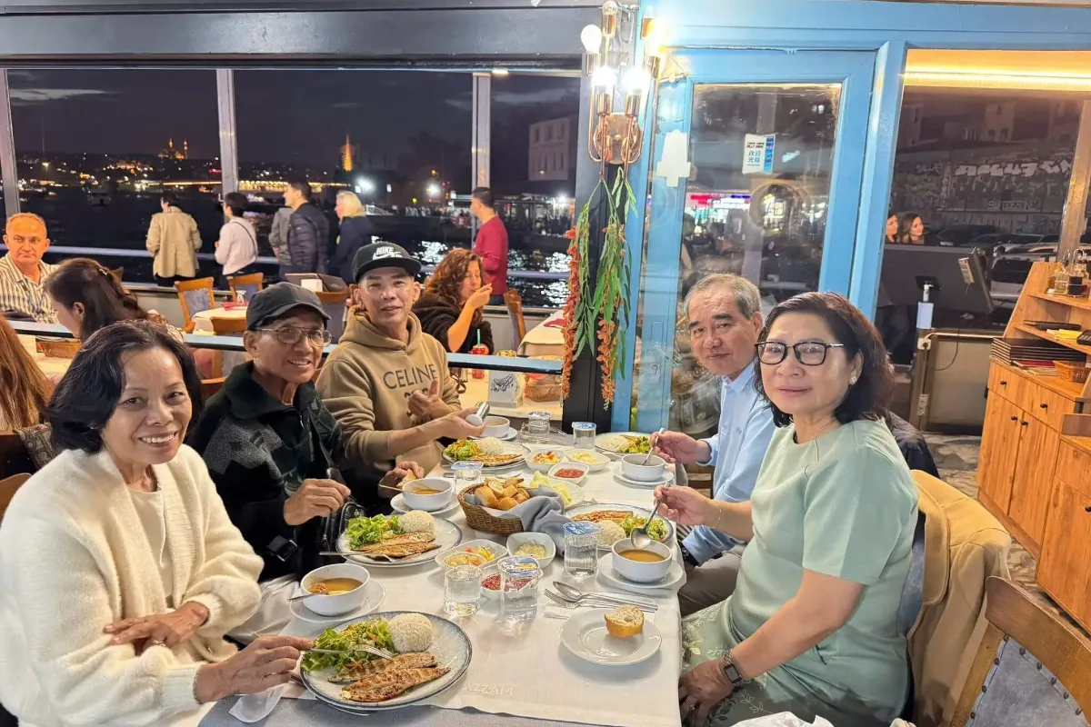 Bữa ăn của đoàn J Travel tại nhà hàng Thổ Nhĩ Kỳ, thường tip 5–10% hóa đơn Bữa ăn của đoàn J Travel tại nhà hàng Thổ Nhĩ Kỳ, thường tip 5–10% hóa đơn