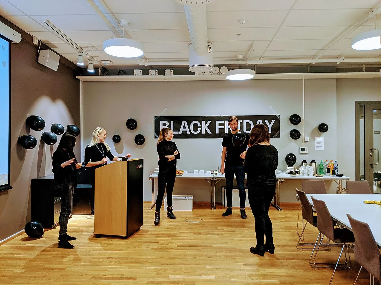 Khách xếp hàng mua sắm dịp Black Friday ở Mỹ
