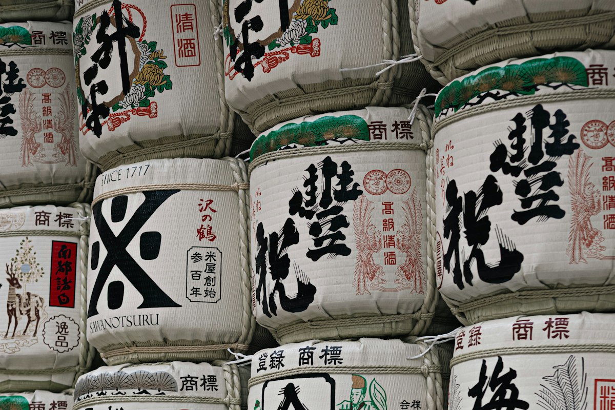 Những thùng rượu Sake với chữ thư pháp