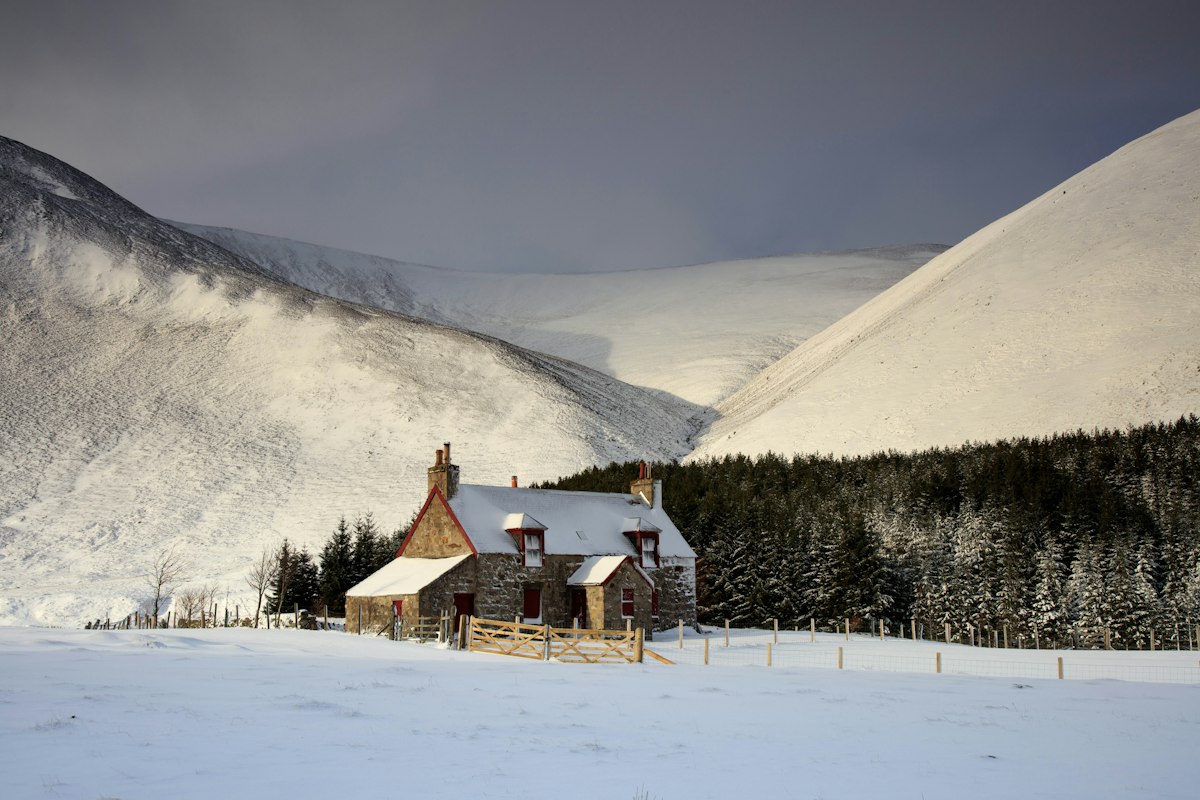 Ngôi nhà đá giữa cánh đồng tuyết vùng Braemar, cao nguyên Scotland