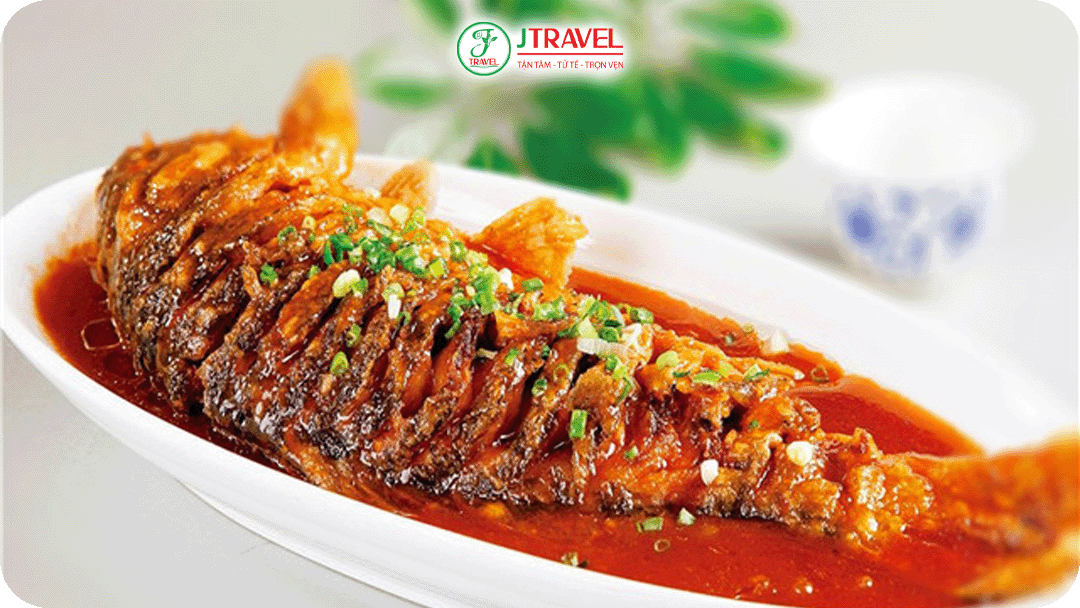 Gỏi cá ngọt chua (Sweet & Sour Carp) món truyền thống trong các tiệc cưới và lễ hội