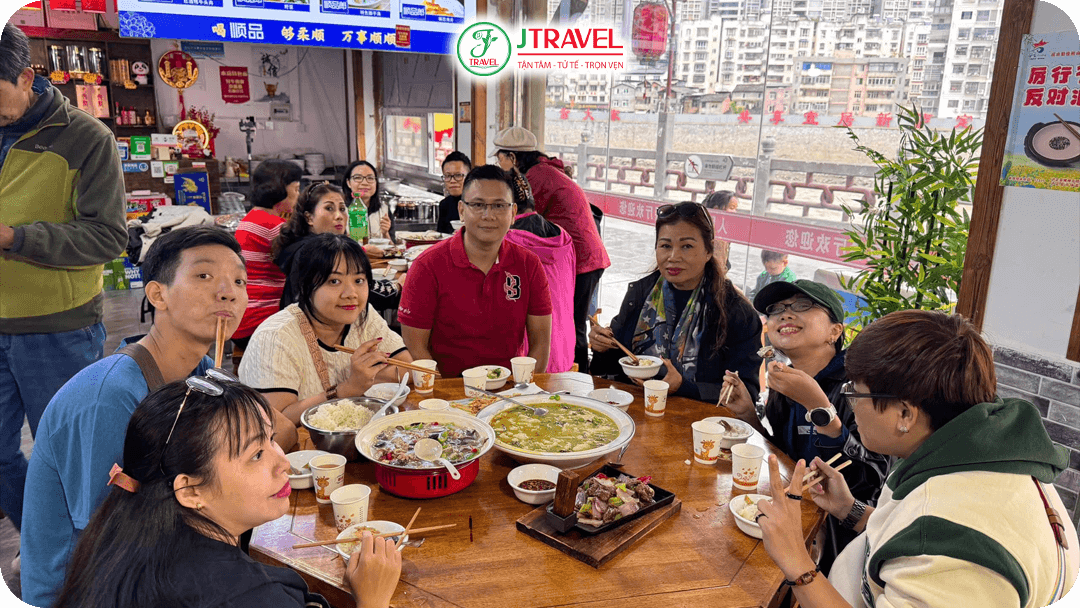 Du khách J Travel hưởng thức bữa ăn tour Á Đinh