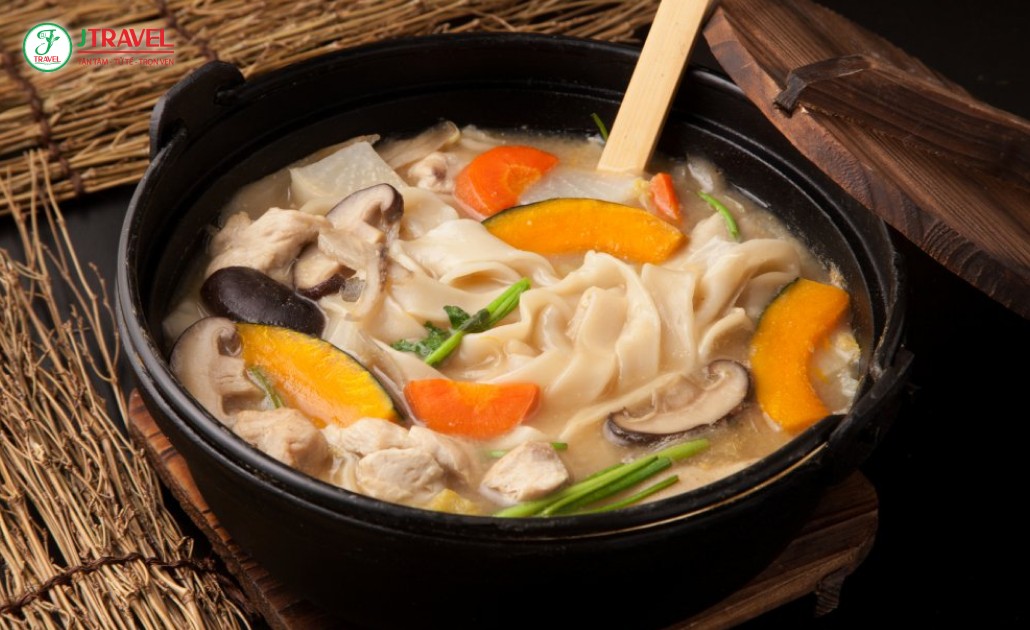 Món Hoto noodles nóng hổi đặc trưng Yamanashi