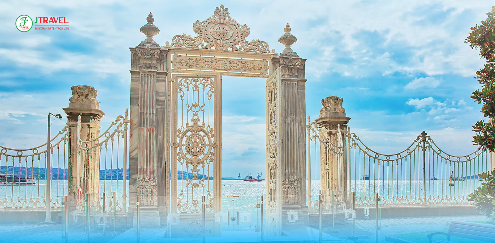 Cổng Dolmabahce hướng Bosphorus
