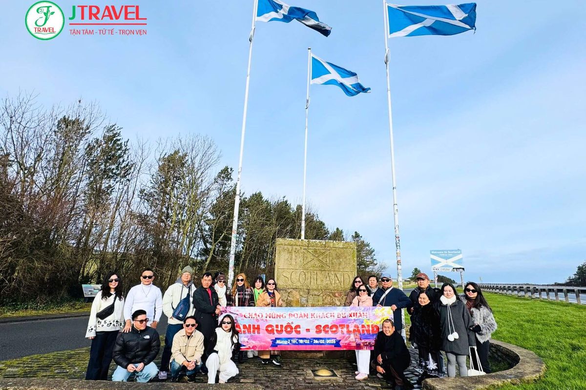Đoàn khách J Travel du xuân tại cột mốc biên giới Anh – Scotland