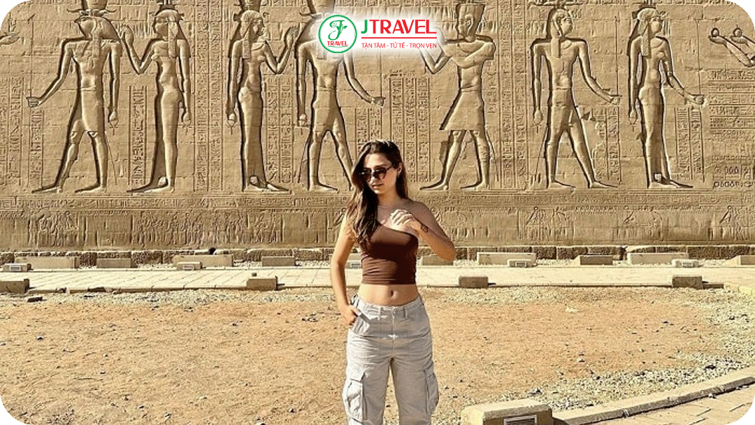 Du khách checkin tại Đền Edfu – Ngôi đền thờ thần Horus