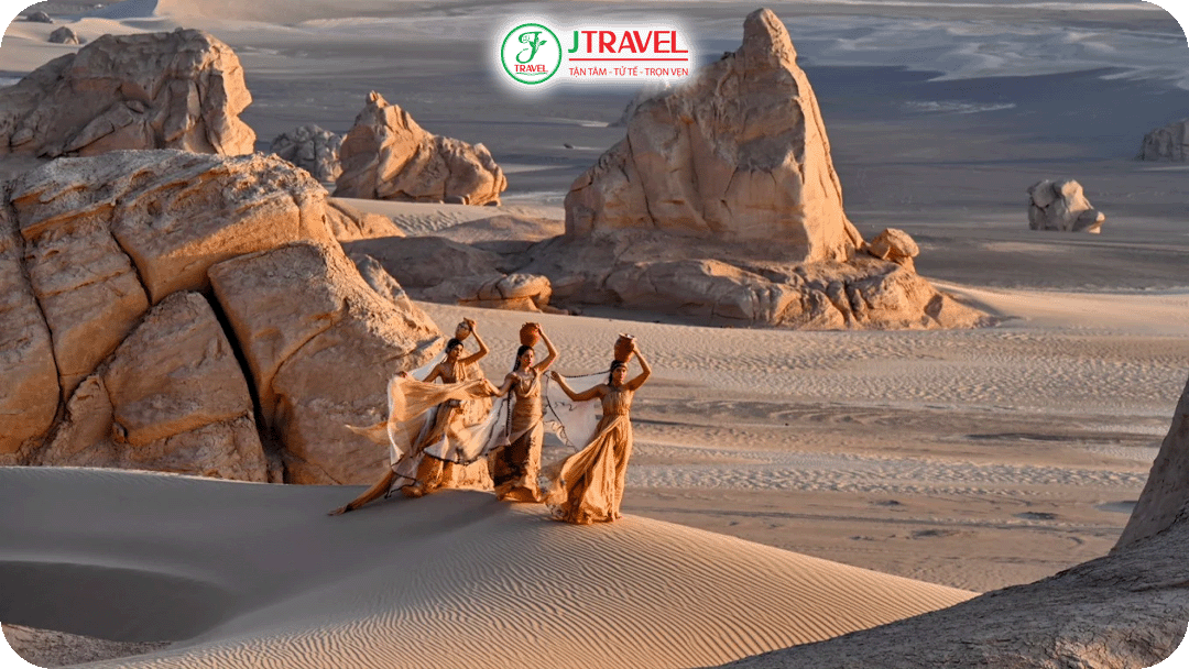 Sa mạc Taklamakan – Điểm chụp ảnh ấn tượng nhất Tân Cương