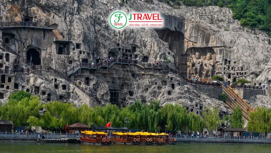 Hang đá Long Môn vào mùa xuân với thời tiết mát mẻ và cảnh quan xanh tươi