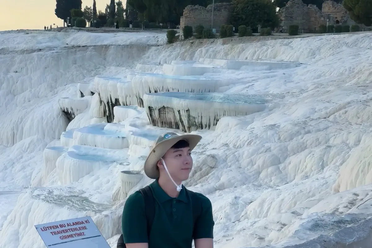 Du khách đi chân trần trên bậc thềm đá vôi Pamukkale