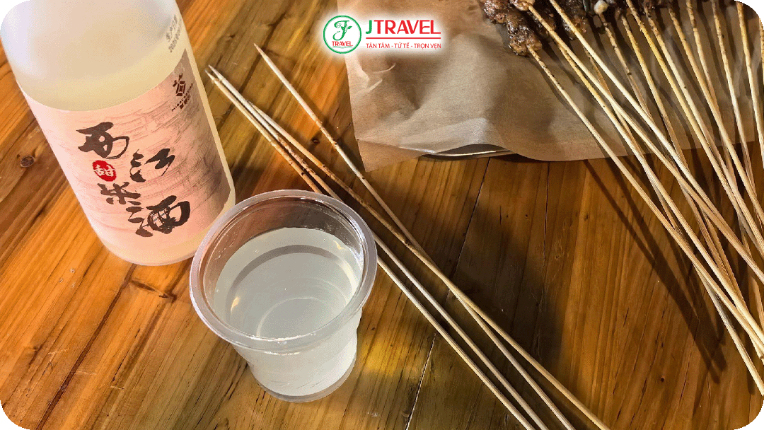 Rượu gạo hâm nóng giữa cái lạnh của mùa đông Trung Quốc