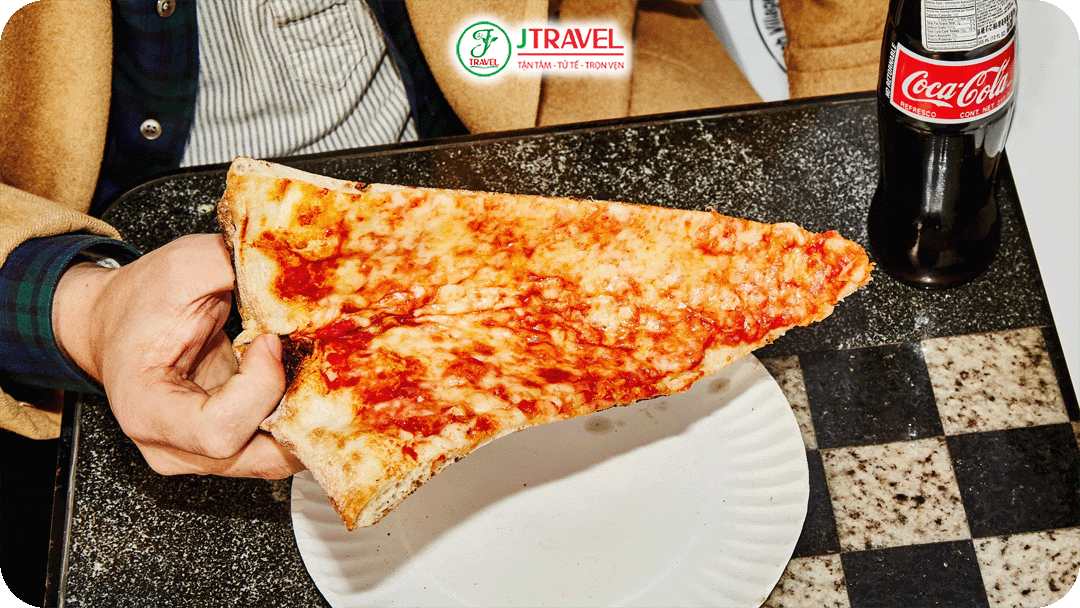 pizza New York có đế mỏng, giòn, phủ phô mai mozzarella kéo sợi, sốt cà chua đậm vị