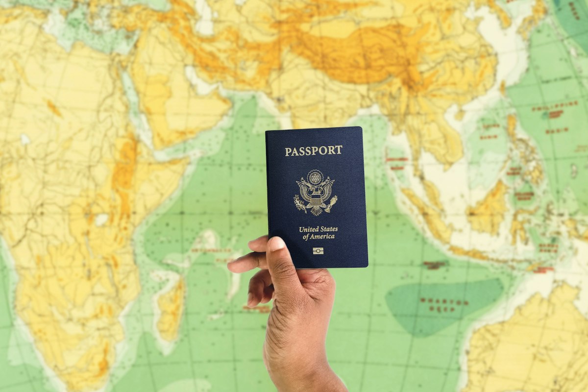 Hộ chiếu đặt trên bản đồ thế giới khi tìm hiểu quy định visa các nước