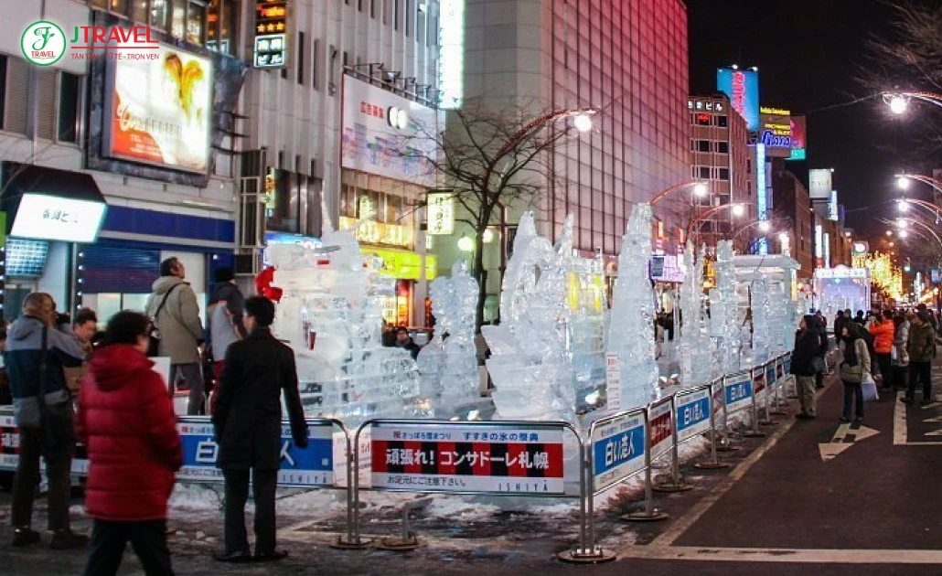 Điêu khắc băng được chiếu sáng trong lễ hội Sapporo khu Susukino