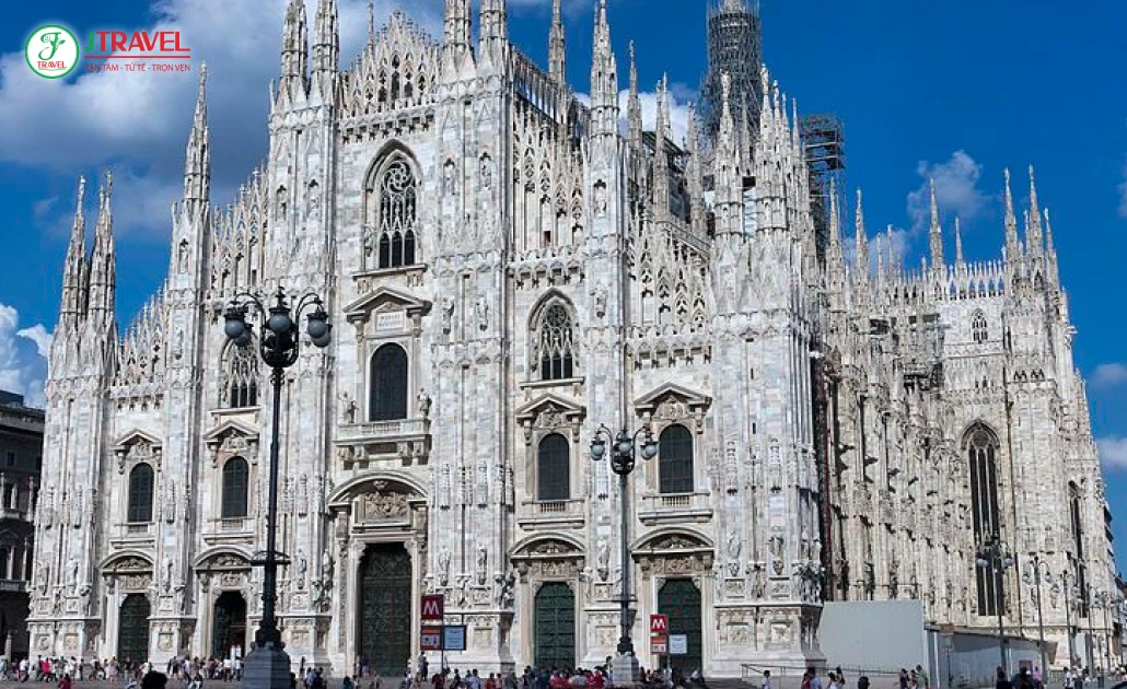 Nhà thờ Duomo Milan với mặt tiền Gothic trắng tinh xảo