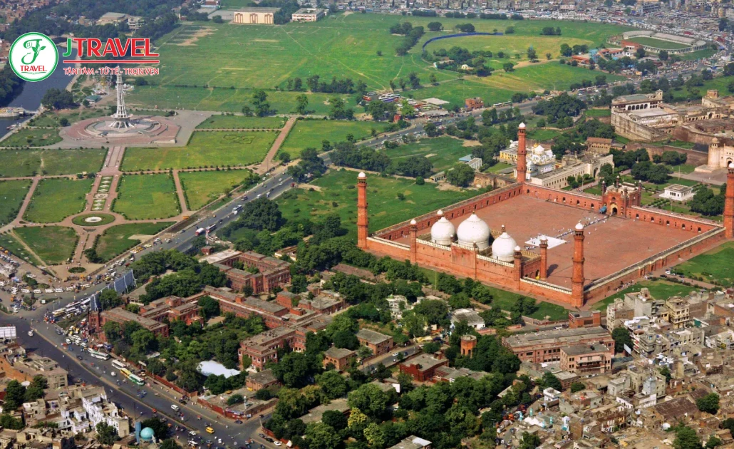 Phố cổ Walled City ở Lahore với nhịp sống bản địa sôi động