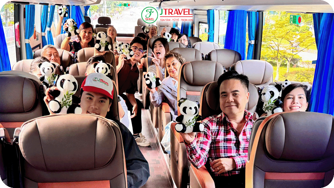 Các xe công cộng, xe buýt là phương tiện J Travel lựa chọn cho du khách di chuyển gần