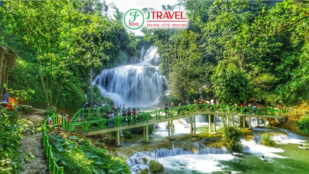 Dòng thác Mu đổ xuống tạo cảnh thiên nhiên hoang sơ Tây Bắc