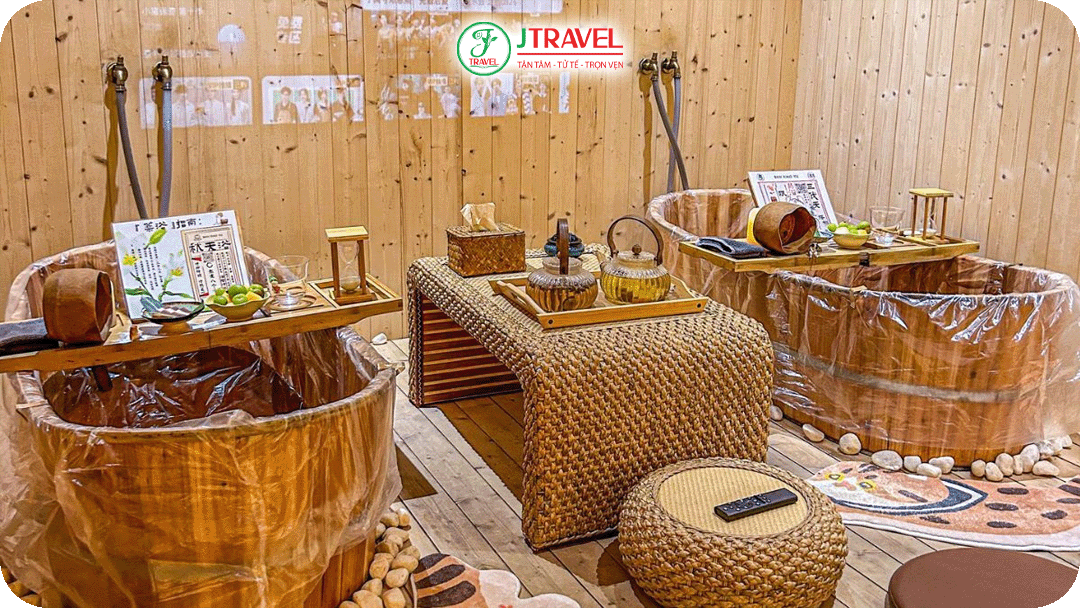 Tắm thảo dược trong bồn gỗ, một trải nghiệm thư giãn rất được du khách yêu thích