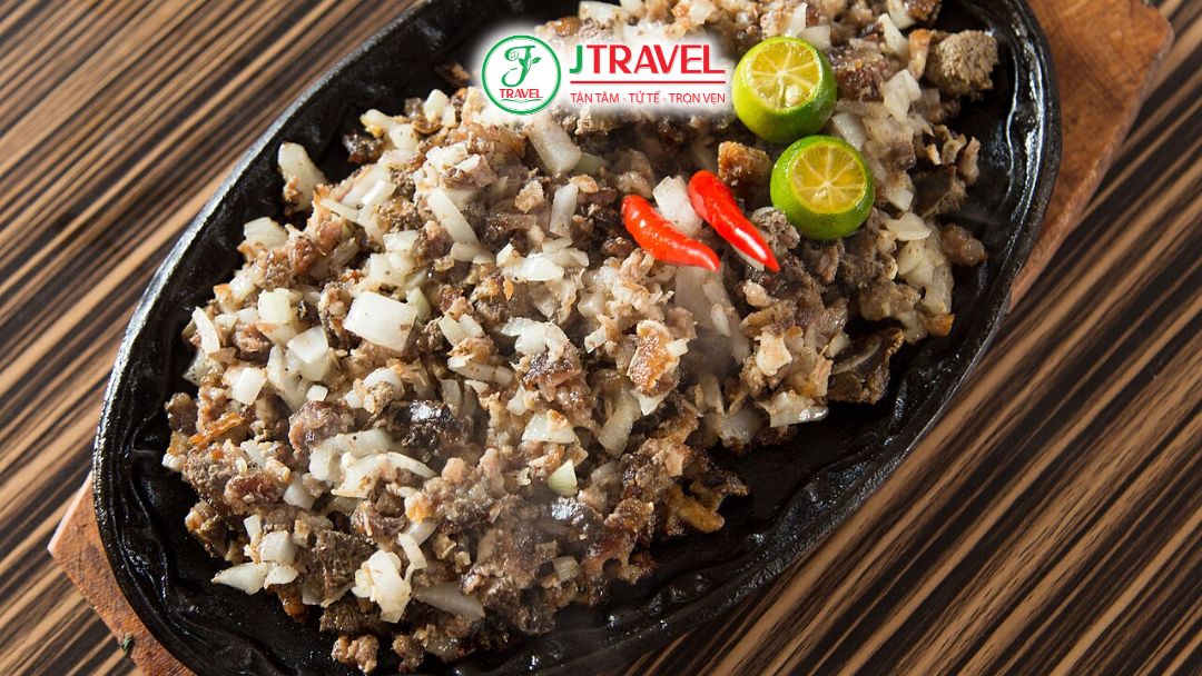 Món Sisig giòn béo cay nhẹ phổ biến trong quán nhậu