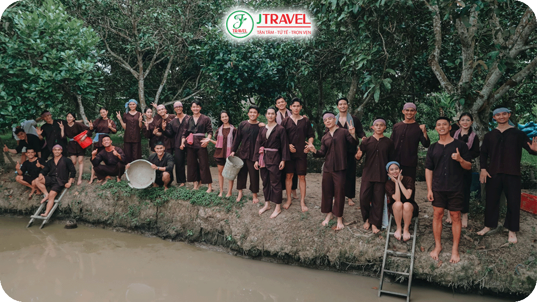 Trải nghiệm mặc áo bà ba của người dân miền Tây