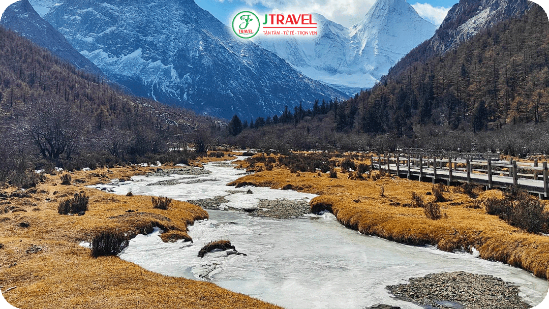 Dòng nước đóng băng và tuyết phủ nhẹ trên đồng cỏ Ngưu Trường Lạc Nhung