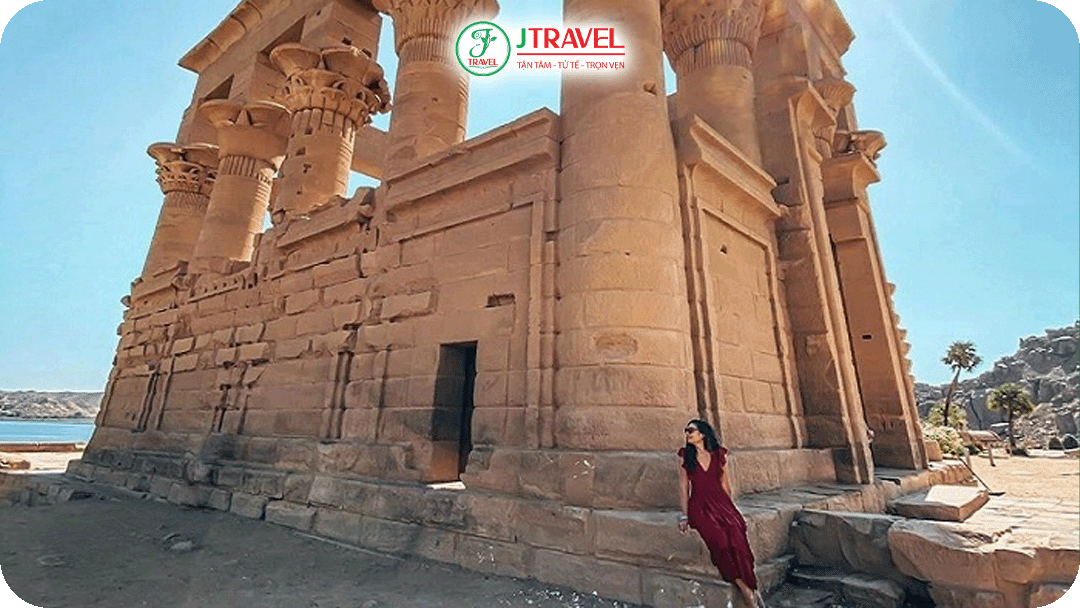 Du khách tham quan và checkin đền Philae
