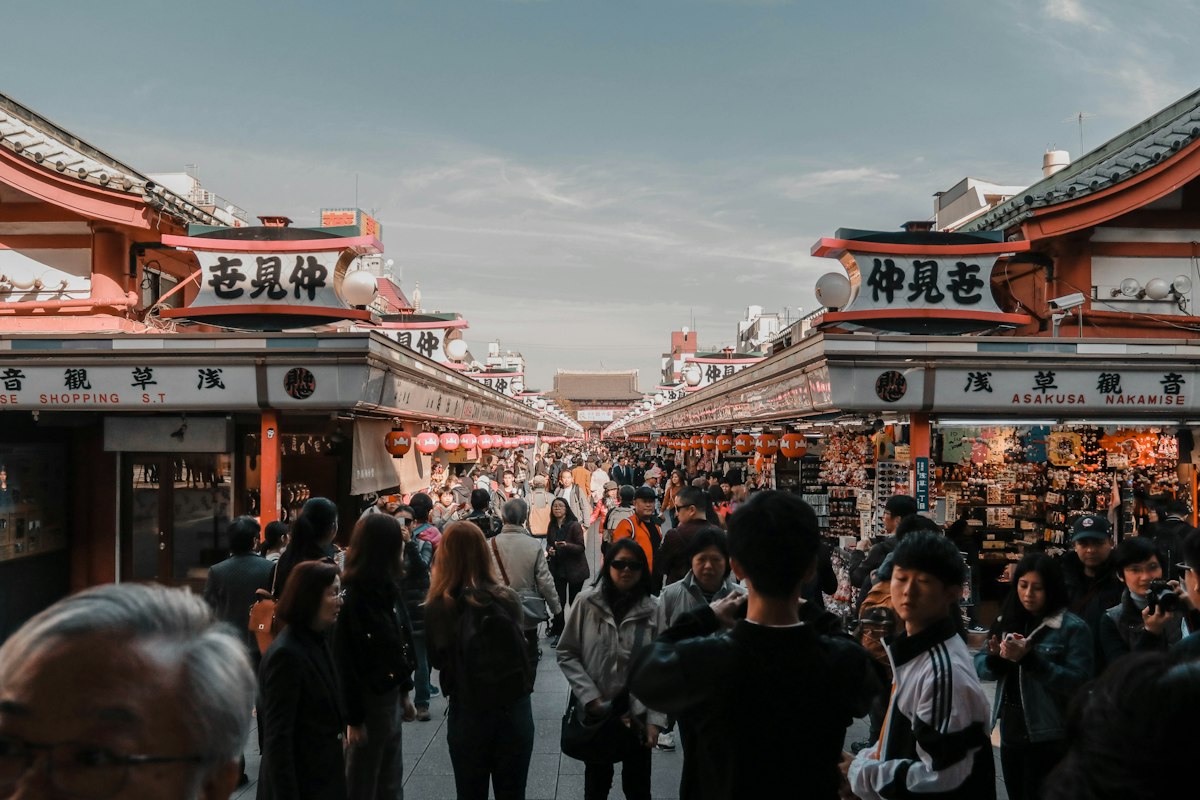 Phố Nakamise dẫn vào chùa Sensō-ji