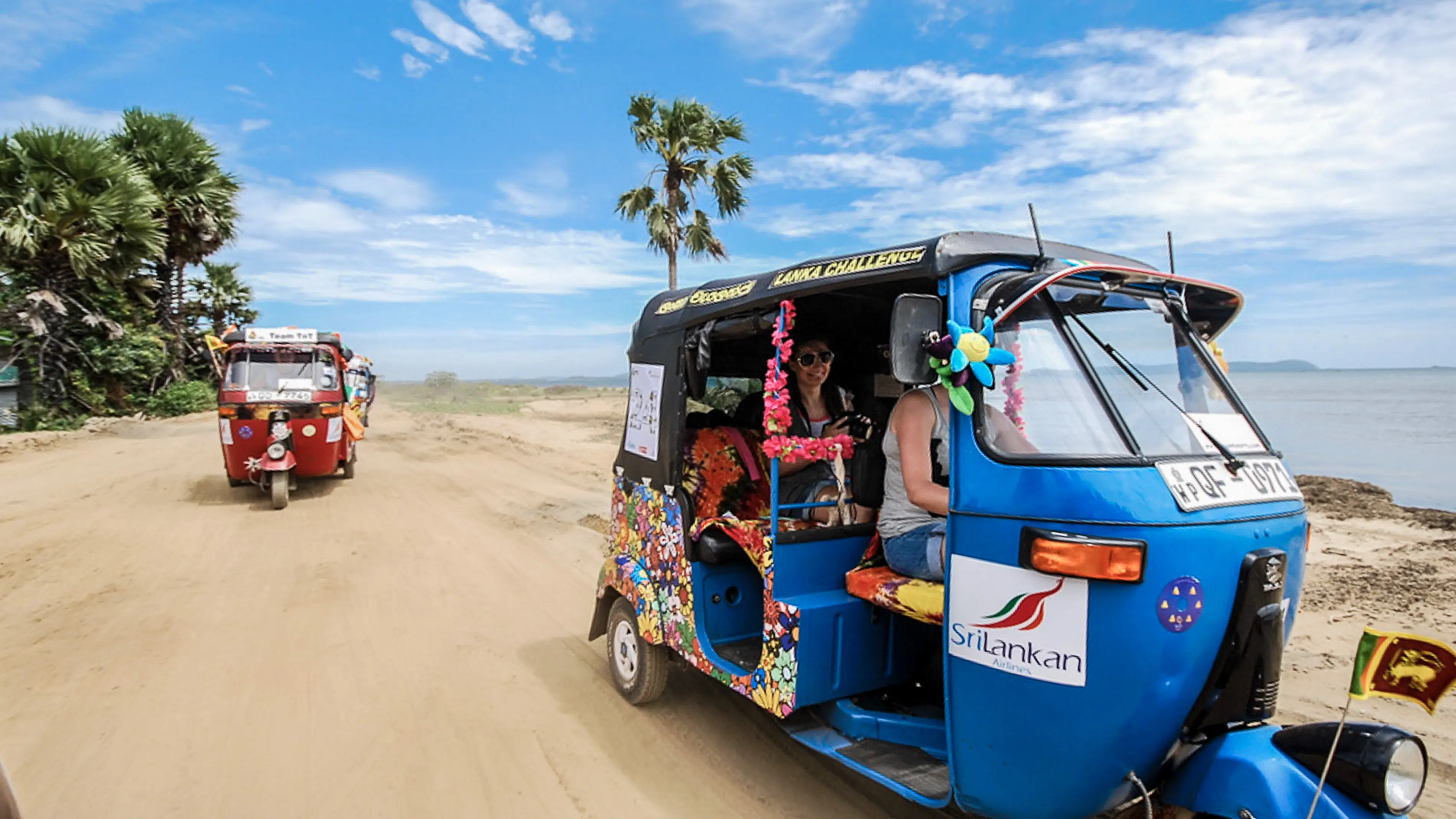 Tại Colombo và các thành phố, taxi và tuk-tuk phù hợp cho quãng đường ngắn.