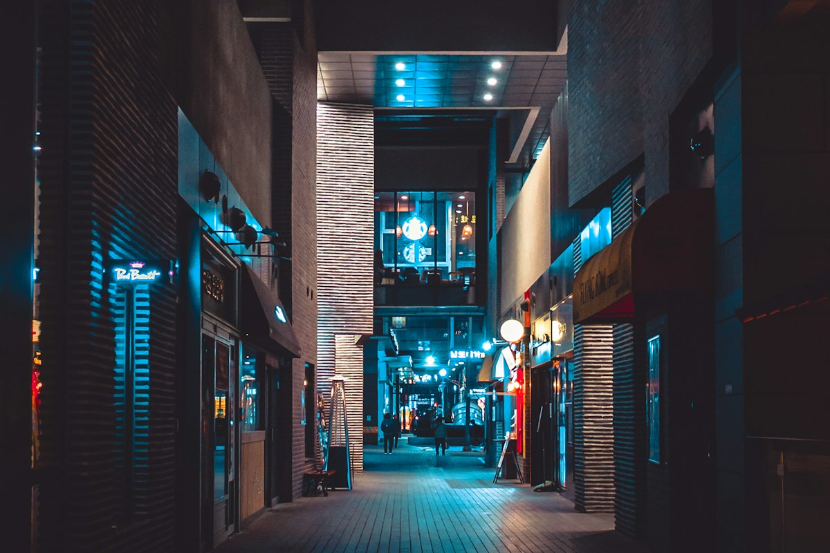 Con hẻm Seoul lên đèn buổi tối